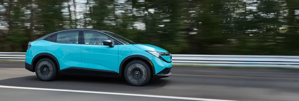 La nouvelle Nissan Leaf 2026 qui roule sur une route en montagne